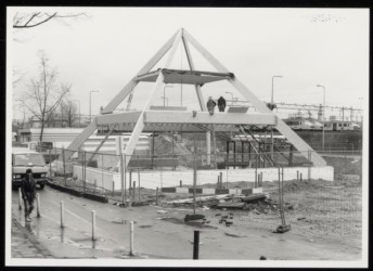 Tijdens de bouw van de piramide. De flat werd daarna gebouwd.